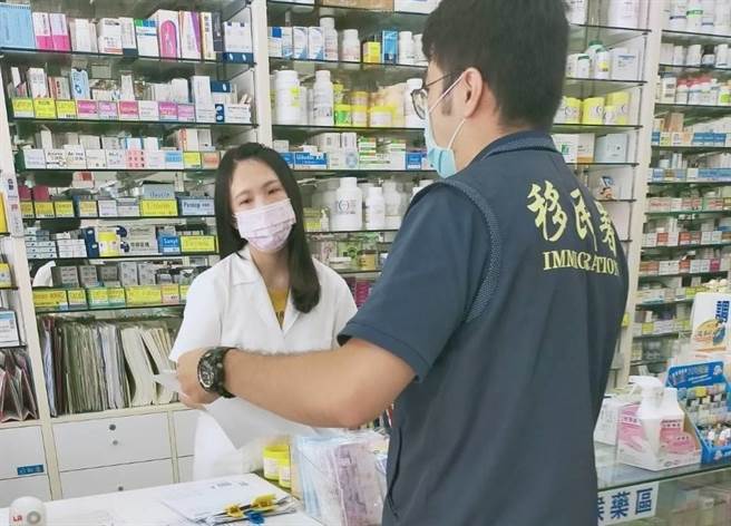 移民署嘉義市專勤隊人員到藥局發放防疫宣傳單。（移民署嘉義市專勤隊提供）