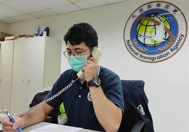 移民署嘉義市專勤隊人員打電話宣導防疫。（移民署嘉義市專勤隊提供）