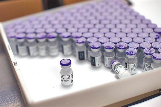 民进党发言人顏若芳表示，对于郭董事长提案洽购疫苗之事，民进党已经多次表达全力支持蔡总统和政府积极协助处理外购疫苗的立场，外界传闻所谓民进党派系有不同意见的说法根本就是假议题。（美联社资料照）