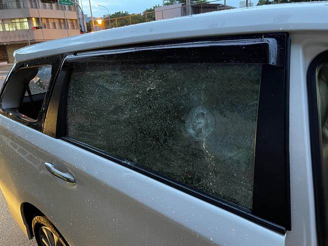 对方以皮带之钢头砸损Uber自小客车，造成车后方玻璃破损。（读者提供／张妍溱台中传真）