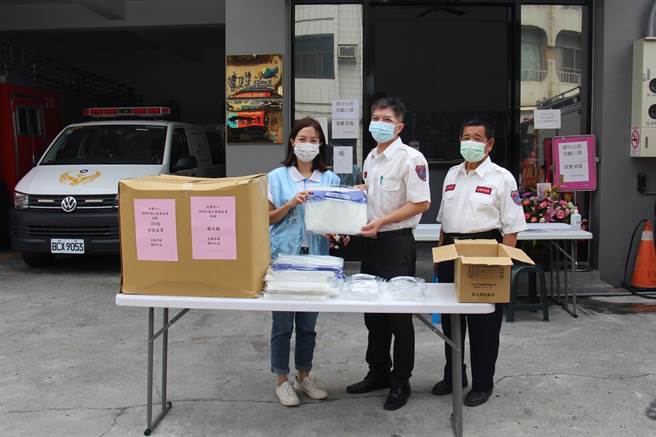 顶新和德文教基金会创办人魏应充先生捐赠防疫面罩与防疫护目镜，更在乡公所设立了一台零接触智慧防疫自助机