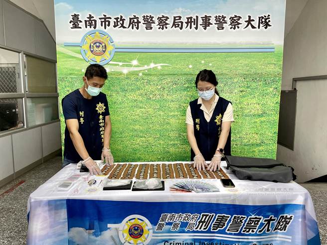 警方於蔡嫌隨身側背包、車中起出大批安非他命、毒品咖啡包、吸食器等證物。（讀者提供／劉秀芬台南傳真）