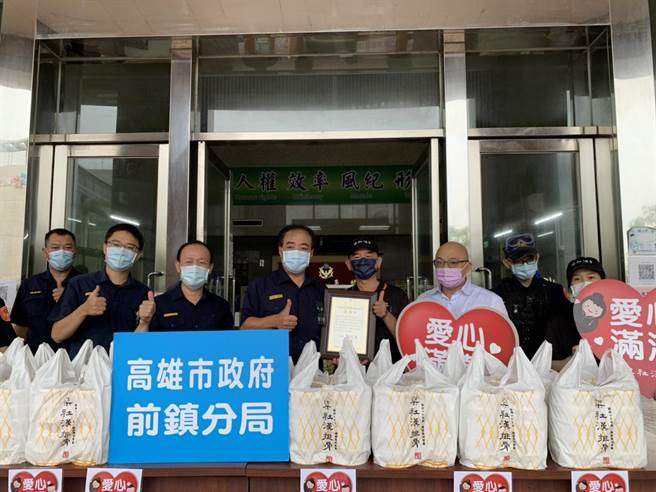 高雄市議員蔡武宏與八方雲集集團「梁社漢排骨」，發起支援協助第一線行動，捐贈200個梁社漢排骨便當給前鎮警分局，由前鎮警分局長郭俊廷代表受贈。（柯宗緯翻攝）