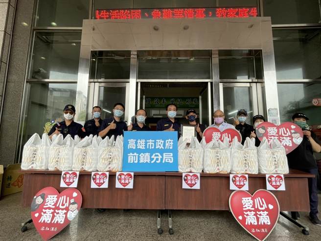 高雄市議員蔡武宏與八方雲集集團「梁社漢排骨」，發起支援協助第一線行動，捐贈200個梁社漢排骨便當給前鎮警分局，由前鎮警分局長郭俊廷代表受贈。（柯宗緯翻攝）