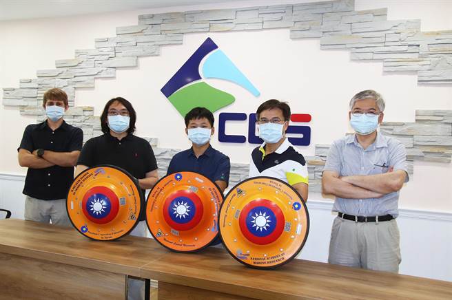 由中央大学水文与海洋科学研究所自主研发的微型「海洋浮球」将前进北极，展开台湾前所未有的第一手观测。(中央大学提供／李侑珊台北传真)