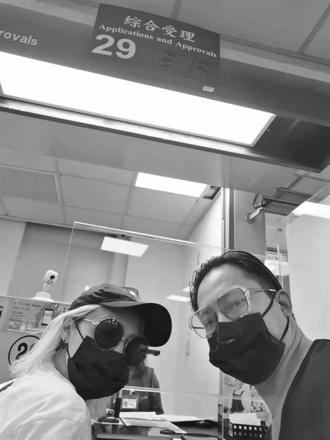 钱人豪和太太在户政事务所打卡自拍。（图／翻摄自钱人豪脸书）