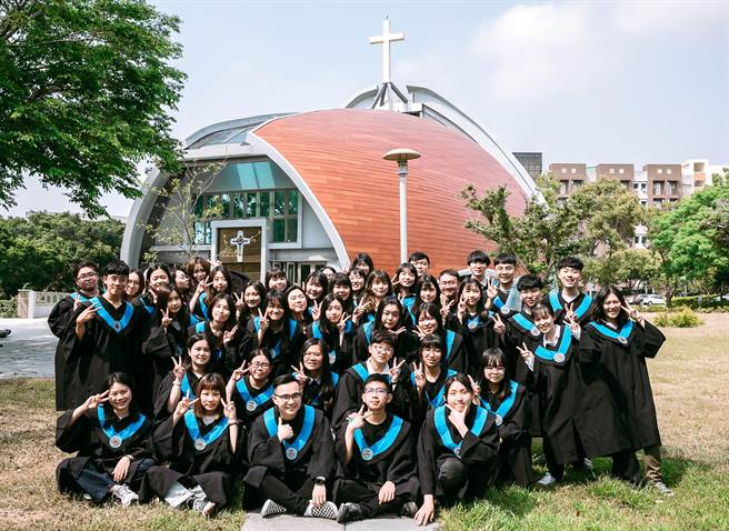 静宜大学勉励毕业生在未来职场与生活，需找到自己的「使命」，并逐步达标，带着天主的祝福，迎向璀璨未来！（静宜大学提供）