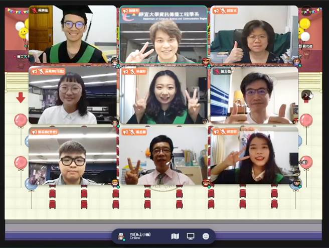 静宜大学部分系所透过虚拟互动软体，打造与真实礼堂相同空间，还有师生期待、专属个人角色的拨穗、颁奖、致词鼓掌等温馨与隆重的互动。（静宜大学提供）