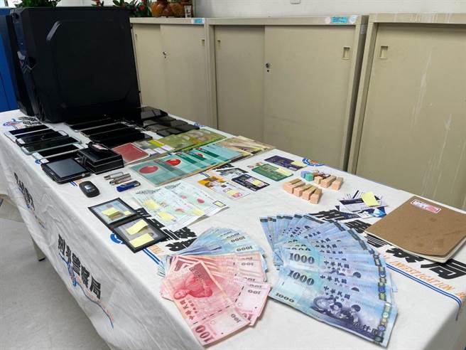警方查扣到现金4万元2200元、电脑主机、USB随身碟、行动电话16支、人头存折11本、银行U盾等赃证物。（翻摄照片／林郁平台北传真）