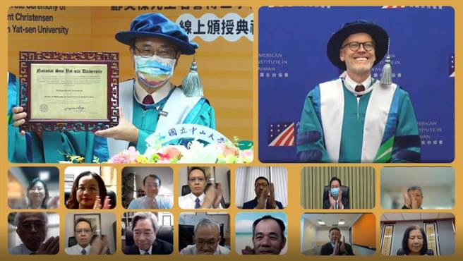 美国在台协会台北办事处长郦英杰18日获国立中山大学线上授予名誉社会科学博士学位。（国立中山大学提供／袁庭尧高雄传真）