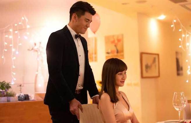 阿布（左）剧中准备烛光晚餐与郑亚庆祝。（TVBS提供）  