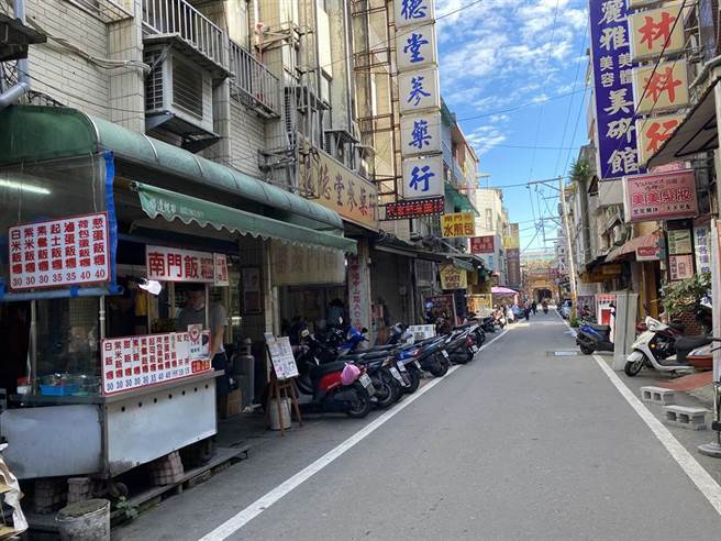 6月28日微解封？陳時中表示，各部會正在評估中。圖為南門市場著名的「早餐一條街」空蕩蕩，排隊名店都不見排隊人潮。（資料照／蔡依珍攝）