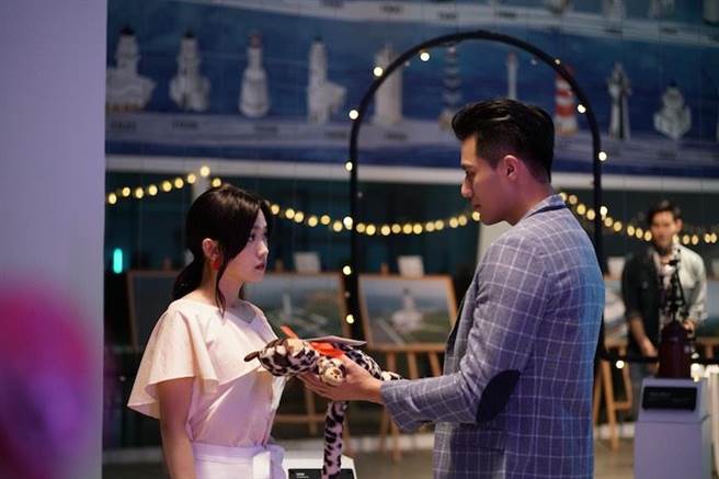 張睿家（右）準備驚喜禮物。（七十六号原子、myVideo提供） 