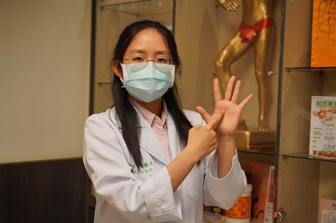 联新国际医院中医科医师陈艺文表示，如「隐形缺氧」紧急发作时，应立即拨打119或1922，于等待救援时可用力掐按位于掌心的劳宫穴，有助维持血氧。（联新国际医院提供／萧灵玺桃园传真）