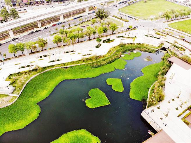 台中市东区帝国糖厂湖滨公园内的星泉湖，美景成为打卡新亮点，也带动当地发展荣景。（台中市府提供／卢金足台中传真）