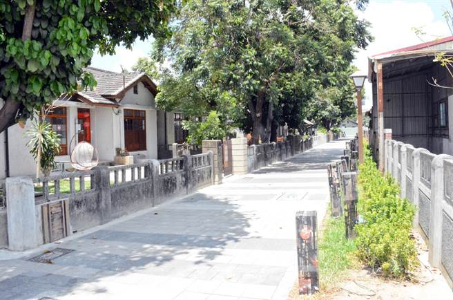 防疫进入三级警戒，昔日人潮满满的屏东市胜利星村瞬间变得冷清。（林和生摄）