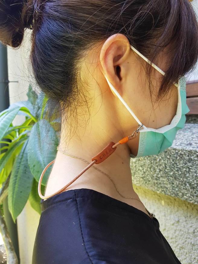 胜利星村业者设计手工皮革口罩挂绳，抢攻防疫商机。(屏县府文化处提供)