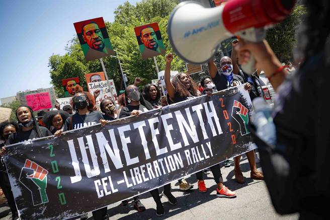 美国今天正式将纪念奴隶制度终结的「六月节」（Juneteenth）定为联邦法定假日，总统拜登呼吁人民「从歷史中记取教训」。(图/美联社提供)