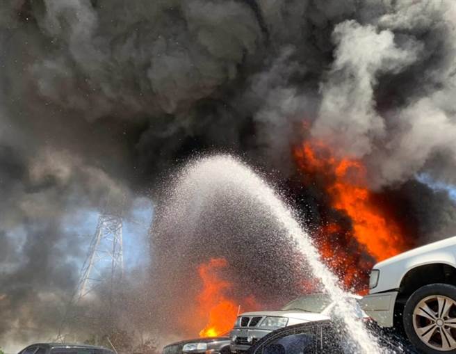 大溪區員林路二段附近18日下午2點竄出火舌，現場濃煙密布天不見日。（蕭靈璽翻攝）