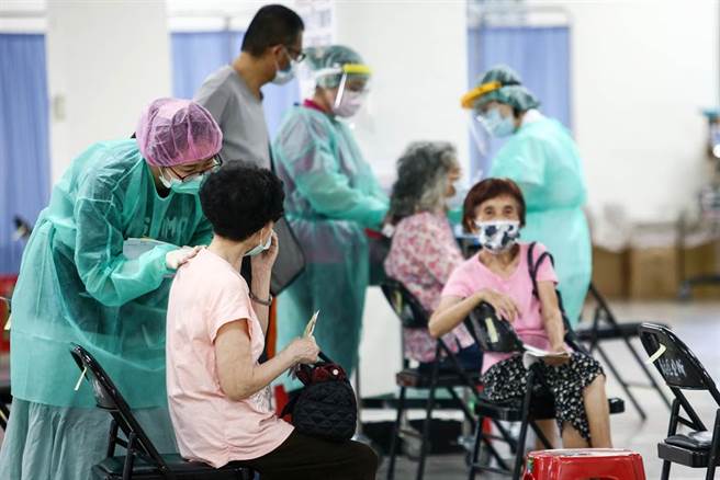 吴昌腾医师建议长者必须接种2剂疫苗，才能让免疫力达到最好的优化。（资料照/邓博仁摄）
