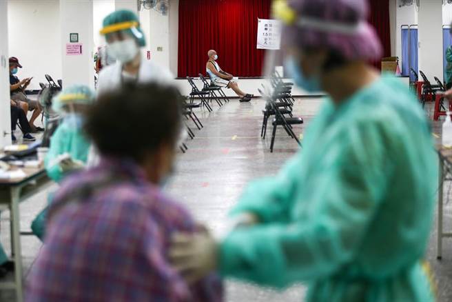 日本捐赠的124万剂AZ疫苗于15日开打，短短3天，已经有27人接种疫苗之后返家猝死，多为高龄长辈死亡，引起许多长者恐慌。18日有一些长者前往成德区民活动中心施打，对于有疑虑的长者，医护人员都会先行的安抚情绪，等放心了再施打。（邓博仁摄）
