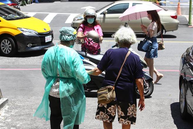 日本捐赠的124万剂AZ疫苗于15日开打，短短3天，已经有27人接种疫苗之后返家猝死，多为高龄长辈死亡，引起许多长者恐慌。18日有一些长者前往成德区民活动中心施打，对于有疑虑的长者，医护人员都会先行的安抚情绪，等放心了再施打。（邓博仁摄）
