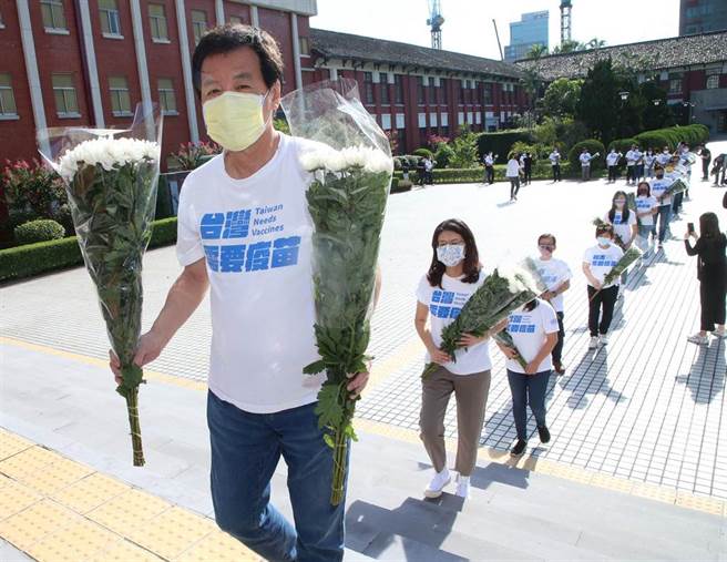 国民党团手持白菊花进入议场。（赵双杰摄）
