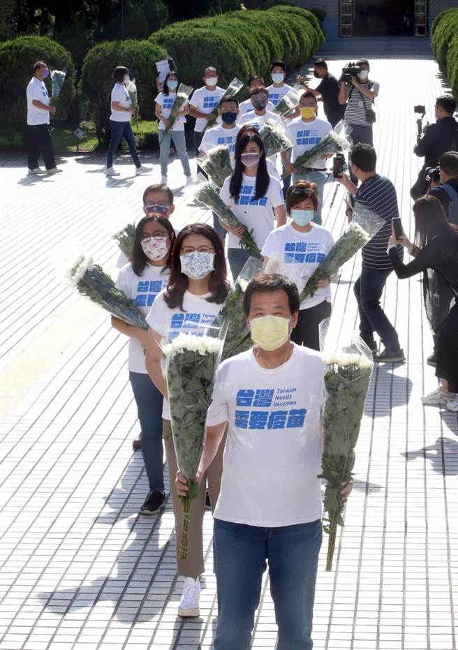 国民党团手持白菊花进入议场。（赵双杰摄）
