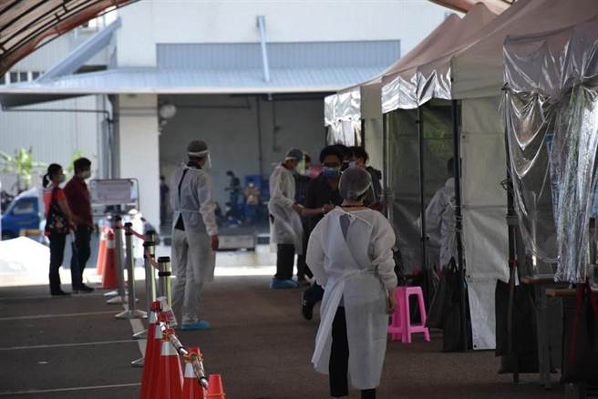 因科技厂商员工染疫造成家庭群聚已有多人确诊，头份竹南在运动公园开设社区快筛站，针对科技厂员工家属进行筛检。（本报资料照）