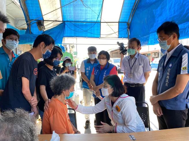 雲林縣長張麗善今天下午趕往崙背鄉一名打完疫苗後猝死的85歲男性老人家中慰問，他的老妻相當不捨。（周麗蘭攝）