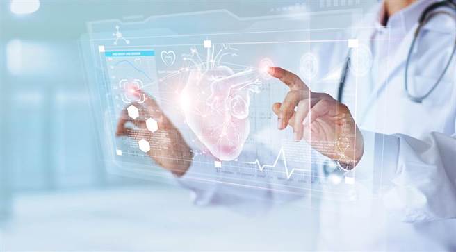 10年胸痛資料庫整合演算，AI也能即時判讀心肌梗塞。從高風險預警與STEMI心電圖判讀，兩階段輔助醫療決策。(示意圖/Shutterstock)