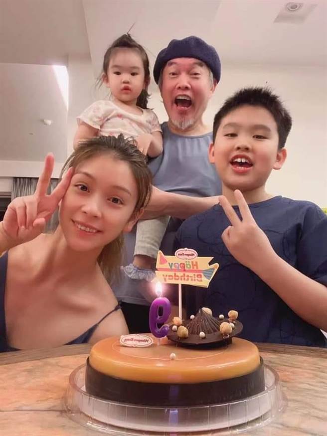 康康与老婆、二个孩子近期都待在家里防疫。（翻摄康康脸书）