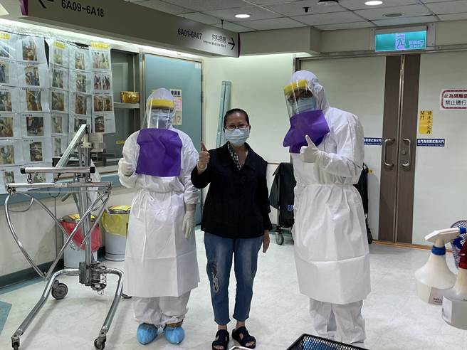 曾姓患者为感谢嘉基医疗团队，特别捐款给嘉基添购防疫设备。（嘉基医院提供）