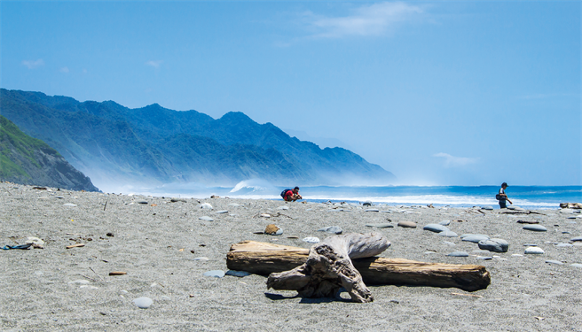 来到牛山呼庭，渐层色的海水蓝美得让人移不开眼。(图/花莲趣提供)