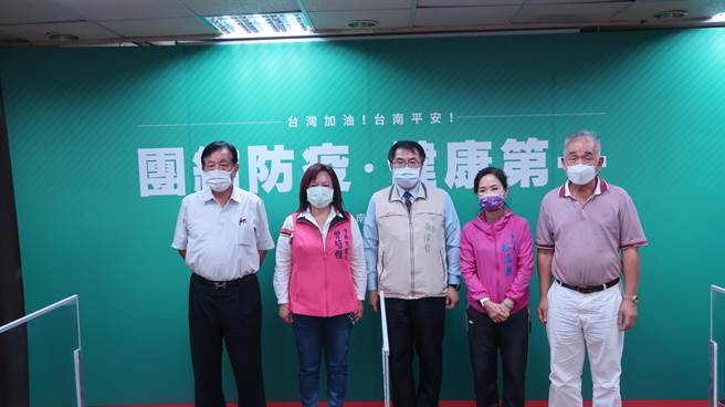 台南市长黄伟哲（中）呼吁，民间机构或个人响应，帮助更多弱势学生享有健康暑期生活。(台南市政府提供／曹婷婷台南传真)