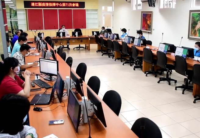 连江县长刘增应今（18日）下午主持防疫会议，会中宣布全县居家隔离已清零。（连江县政府提供）