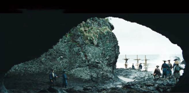 《沉默》剧照，March 洞除了是囚犯受刑时的取景地，在剧中也多次在转场场景中出现。（CATCHPLAY提供）