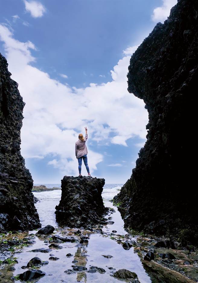 海蚀地形造成的海天一线美景，入镜就是美照。(图/花莲趣提供)