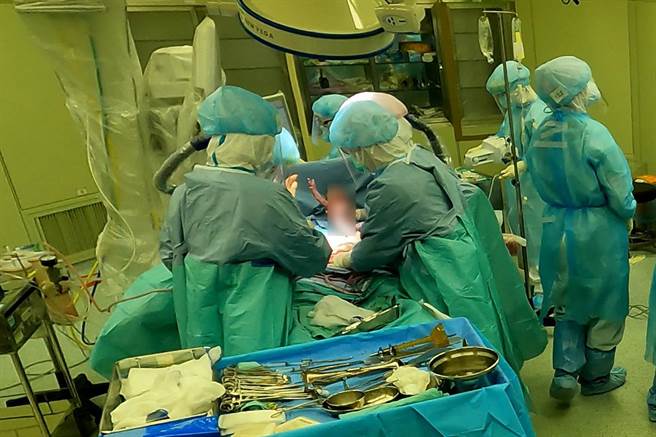 台北慈济医院收治一名32岁、怀孕34周的确诊孕妇，考量病情今（18日）上午于具有负压前室的正压手术室内全身麻醉，剖腹生产，耗时40分钟小男婴平安出生，母子均安。（台北慈济医院提供）