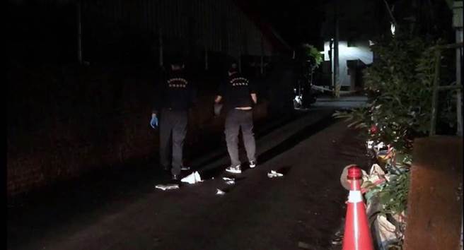 去年7月發生的台南市新營區男子陳建松殺害鄰居案，警方在現場採證。（本報資料照片）