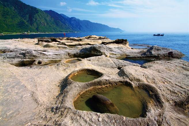 石梯坪是世界级的户外地质教室，壶穴景观珍贵难得一见。(图/花莲趣提供)