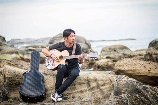 《绝世情歌》剧照，剧中为追求梦想而流浪的李李仁，带着心爱的吉他来到石梯坪。（满满额娱乐提供）