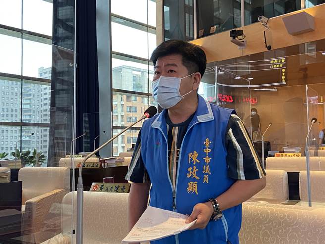 台中市議會國民黨團書記長陳政顯指出，國民黨團贊同市長盧秀燕務實決策，速幫鄰長施打 疫苗。（盧金足攝）