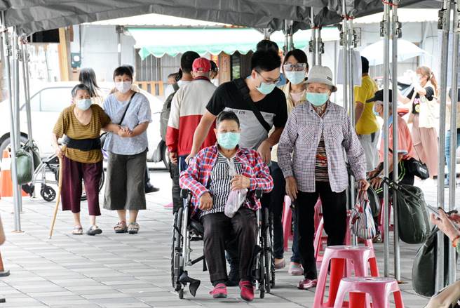 屏東縣18日展開第二階段疫苗施打，家屬紛紛陪伴符合資格長輩前來。（林和生攝）