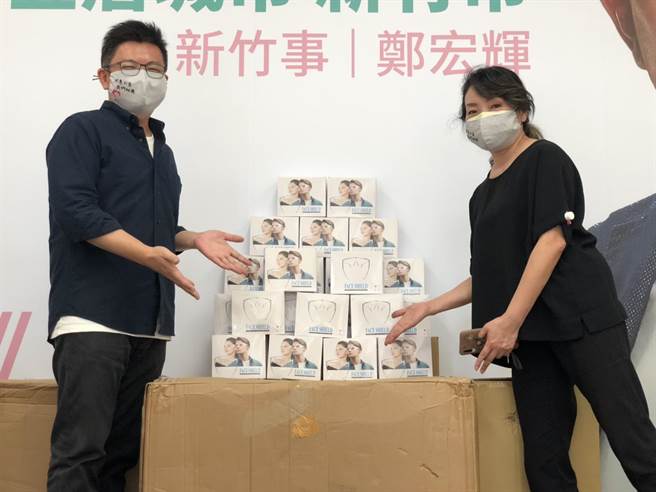 行政院政务顾问郑宏辉（左）赠送380副防护面罩给76行者遗体修復团队。（郑宏辉提供／邱立雅竹市传真）