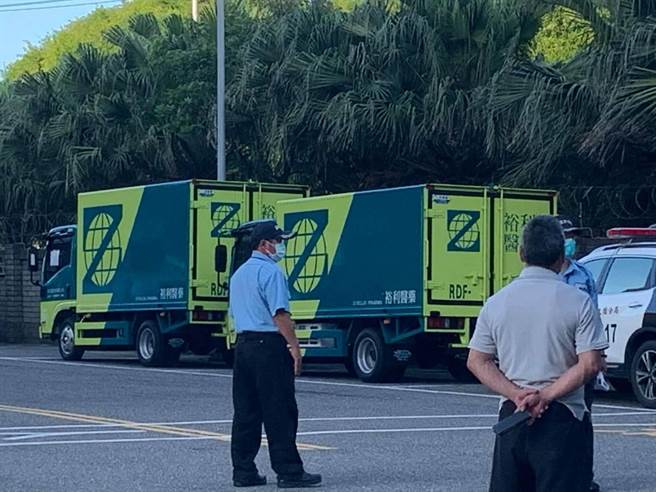 第二批24萬劑莫德納由大園警分局護送至物流存放。（姜霏攝）