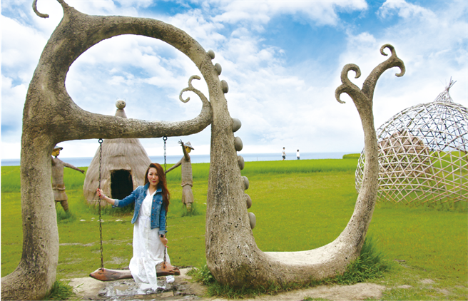 艺术家精心打造的装置艺术「土地上的快乐」，可说是东海岸线最美的打卡景点之一。(图/花莲趣提供)