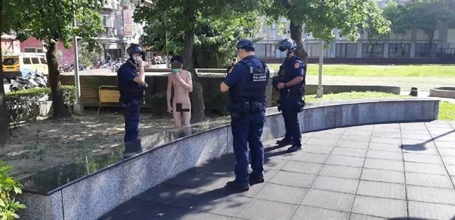 洪姓男子在公園裸奔，員警到場要求他穿上衣褲。（翻攝照片／林郁平台北傳真）