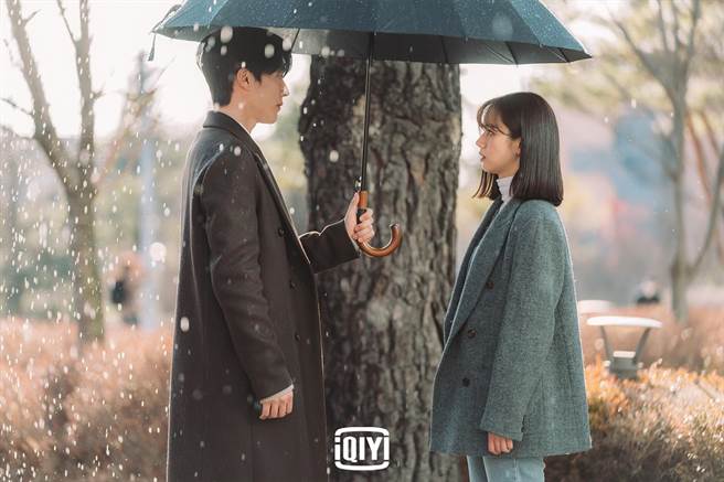 张基龙跟惠利在太阳雨中唯美重逢。（爱奇艺国际站提供）