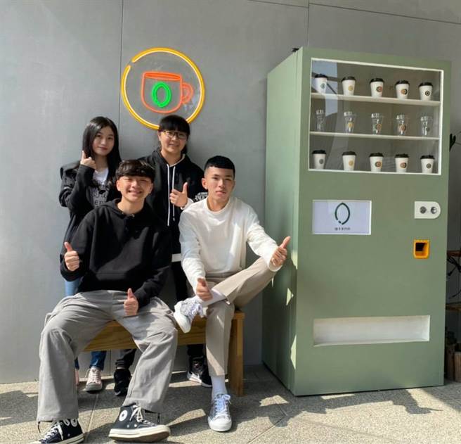 明道中学高职部学生走入社区，实际了解商家情况，以实际学习的知识帮助商家行销。（明道中学提供／林欣仪台中传真）